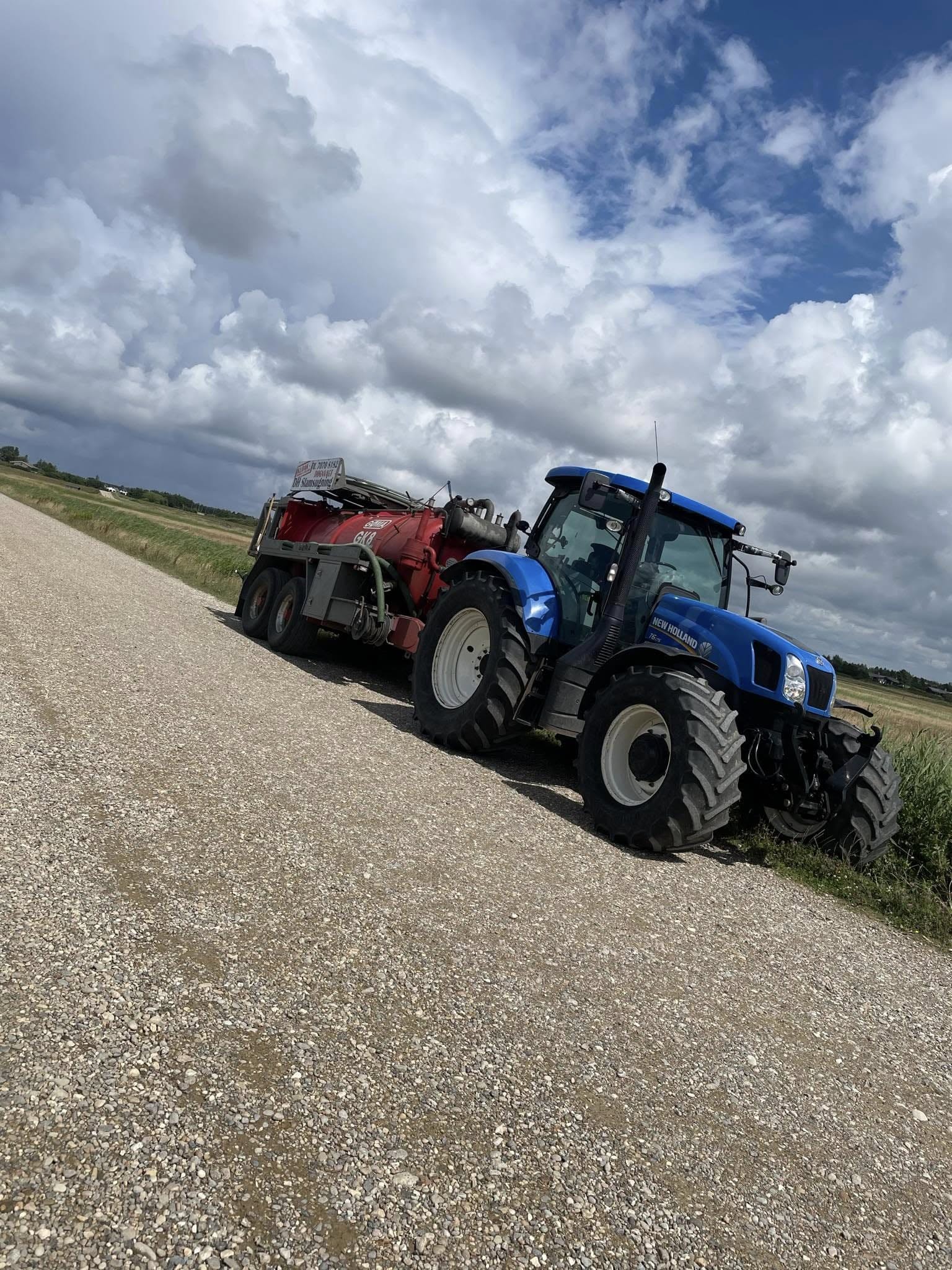 Traktor med slamsuger klar til opgave